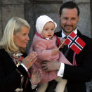 Crown Prince Haakon, Crown Princess Mette-Marit and Princess Ingrid Alexandra greet the Children's Parade at Skaugum (Photo: Jarl Fr. Erichsen / Scanpix).